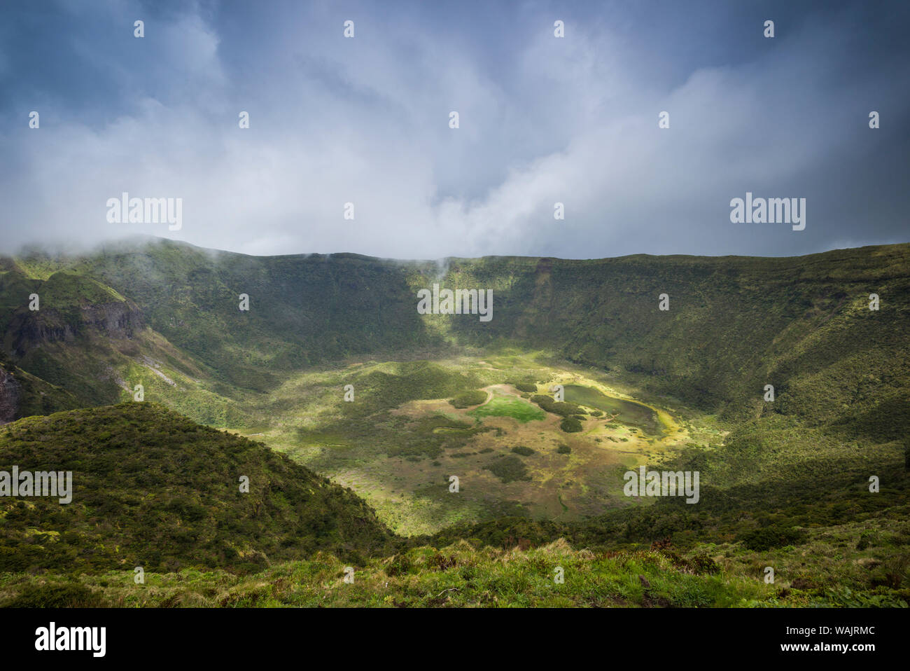 Portogallo Azzorre, l'isola di Faial, Cabeco Gordo. Vista sulla caldera Foto Stock