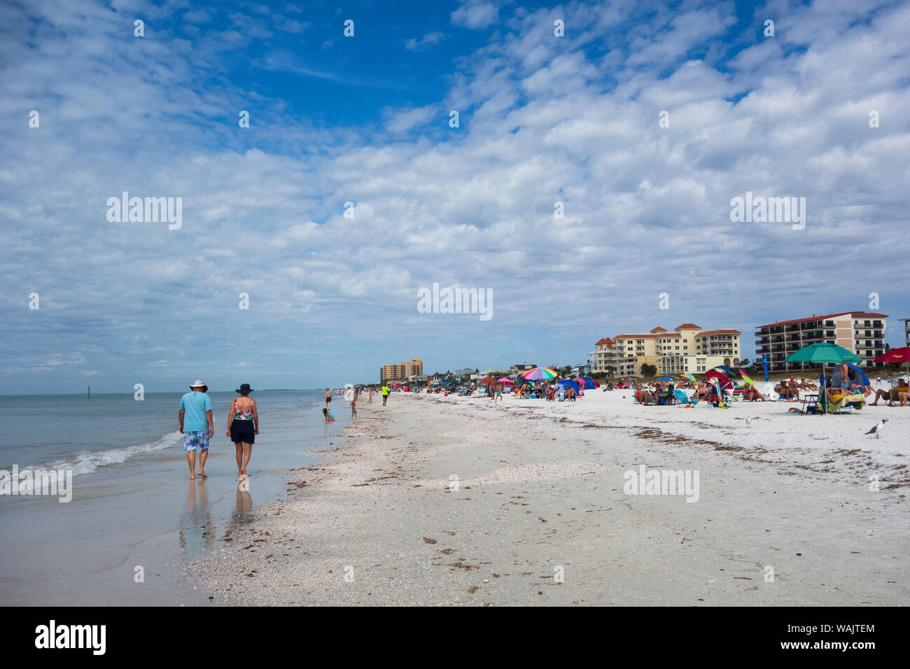 Turisti e gente camminare sulla Spiaggia Clearwater, Florida Foto Stock