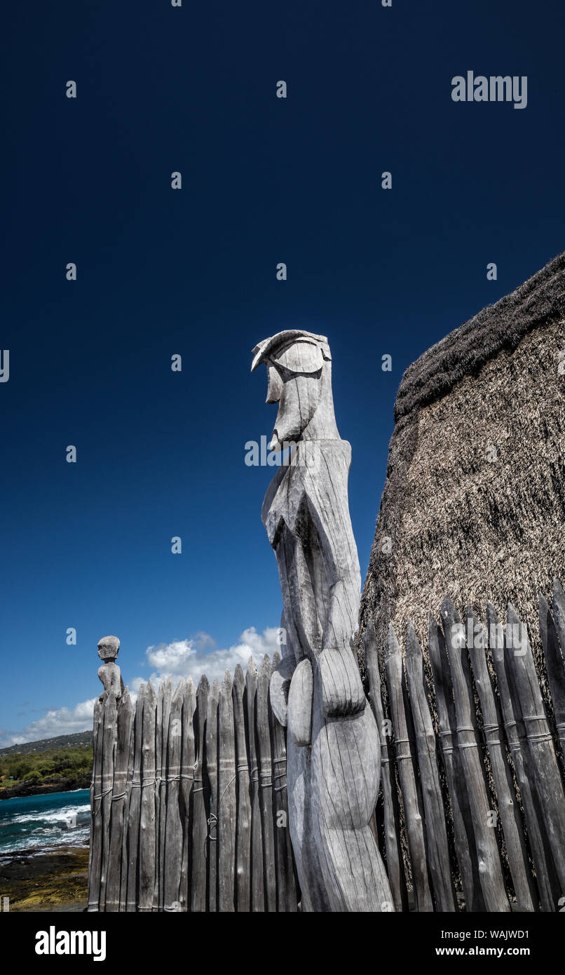 I custodi del "luogo di rifugio", Pu'uhonua O Honaunau, Hawaii Foto Stock