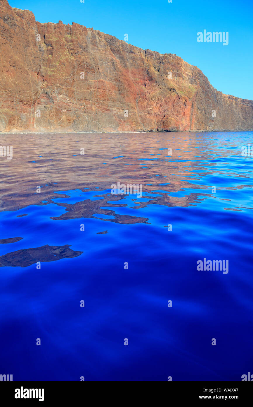 Scogliere e Riva sulla riva sud di Lanai, Kaunoe'U, Hawaii, STATI UNITI D'AMERICA Foto Stock