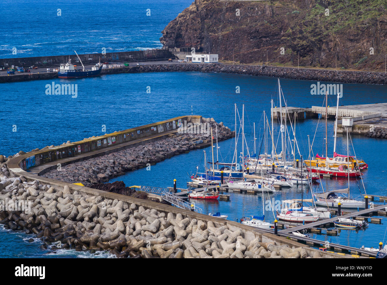 Portogallo Azzorre, Santa Maria Island, Vila do Porto. Elevata vista porto Foto Stock