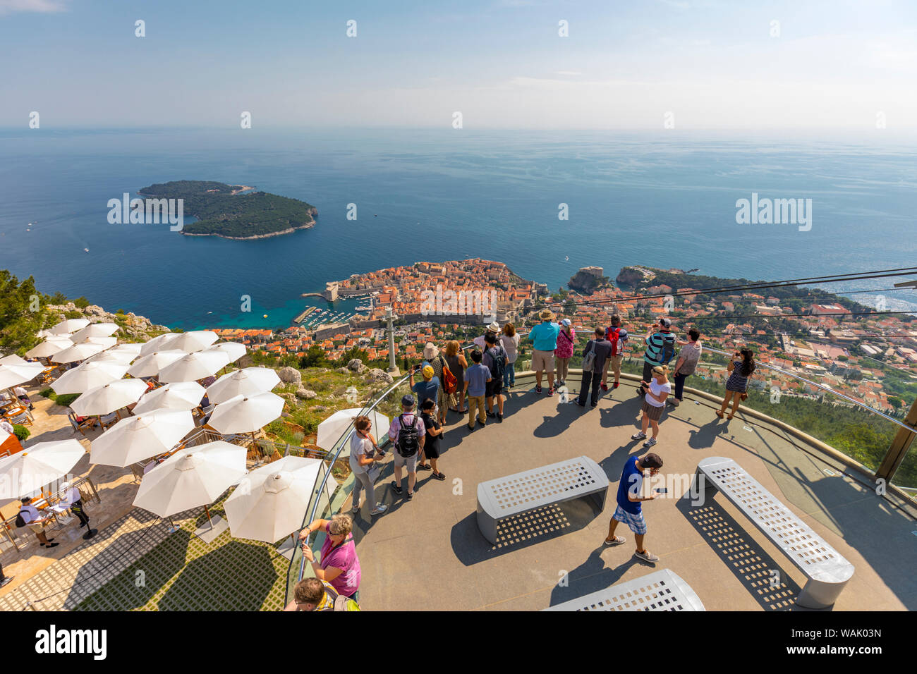 Croazia, Dubrovnik. Panoramica della città e Otok isola di Lokrum Parco Nazionale. Credito come: Fred Signore Jaynes / Galleria / DanitaDelimont.com Foto Stock