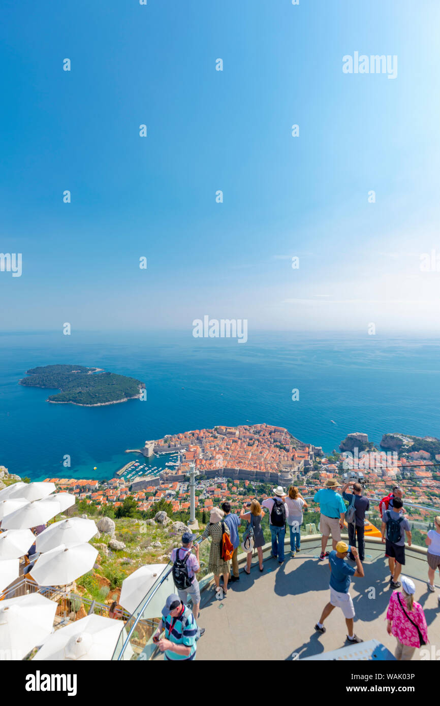 Croazia, Dubrovnik. Panoramica della città e Otok isola di Lokrum Parco Nazionale. Credito come: Fred Signore Jaynes / Galleria / DanitaDelimont.com Foto Stock