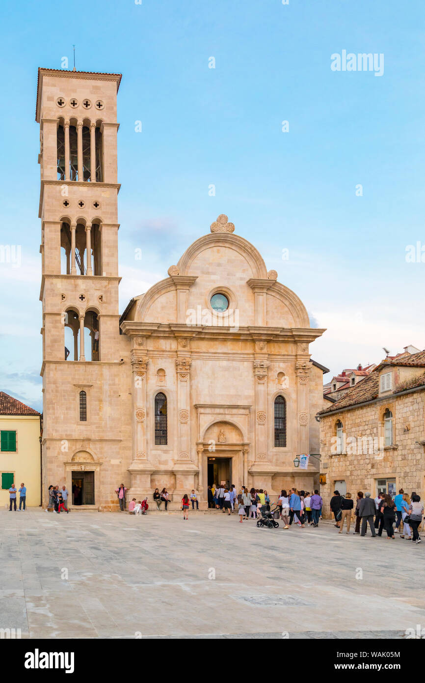 Croazia, Hvar. Abitanti immettere Saint Stephen Cattedrale. Credito come Fred Signore Jaynes / Galleria / Danita Delimont.com Foto Stock