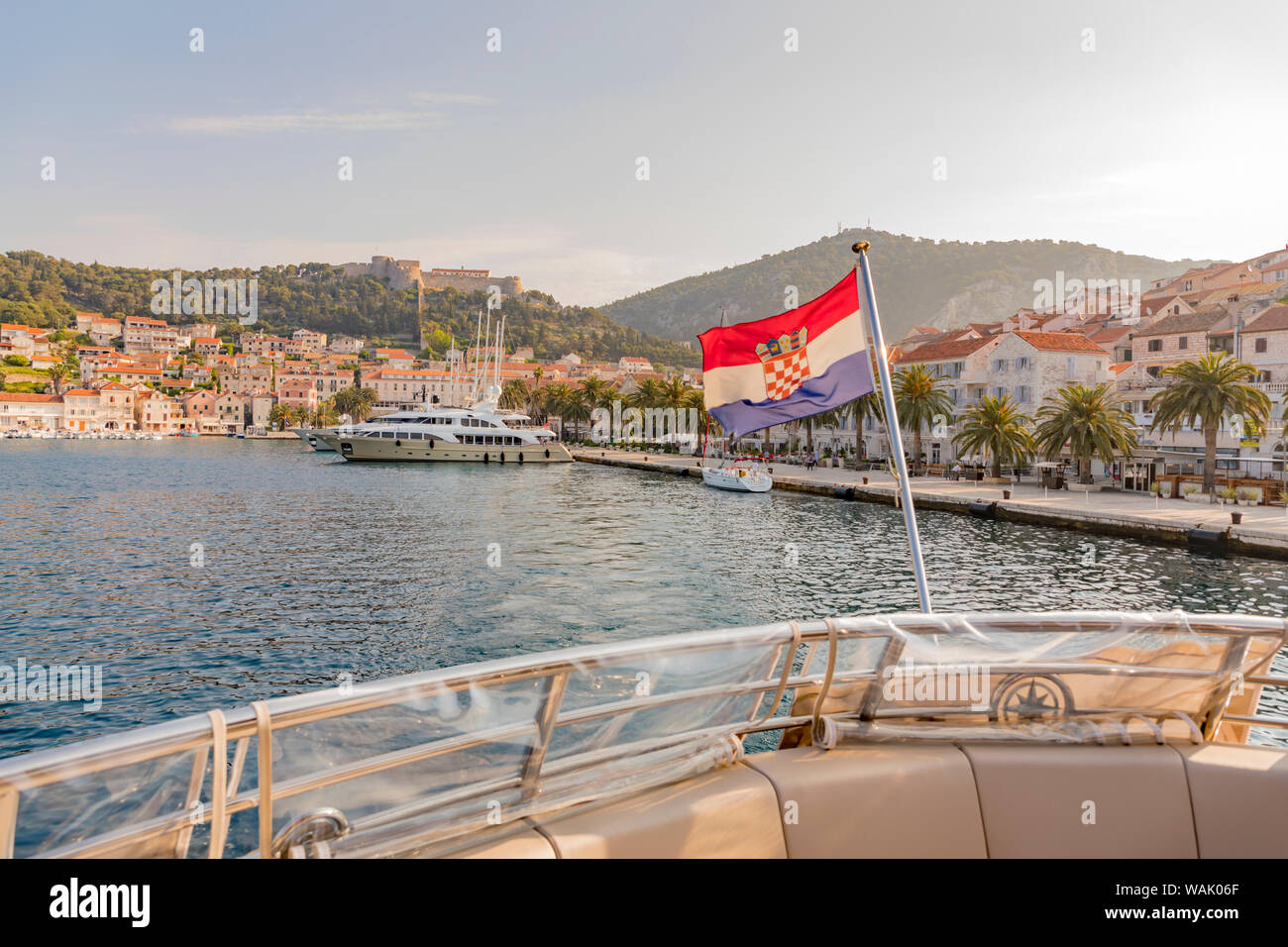 Croazia, Hvar. Nave in partenza dal porto. Credito come Fred Signore Jaynes / Galleria / Danita Delimont.com Foto Stock