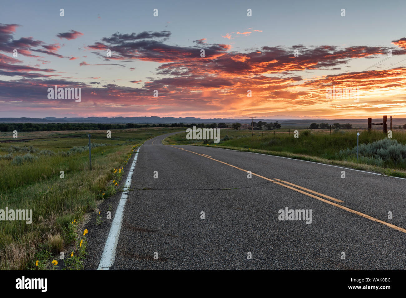 Vecchia strada statale 10 vicino alla polvere e Yellowstone River confluenza vicino a Terry, Montana, USA Foto Stock