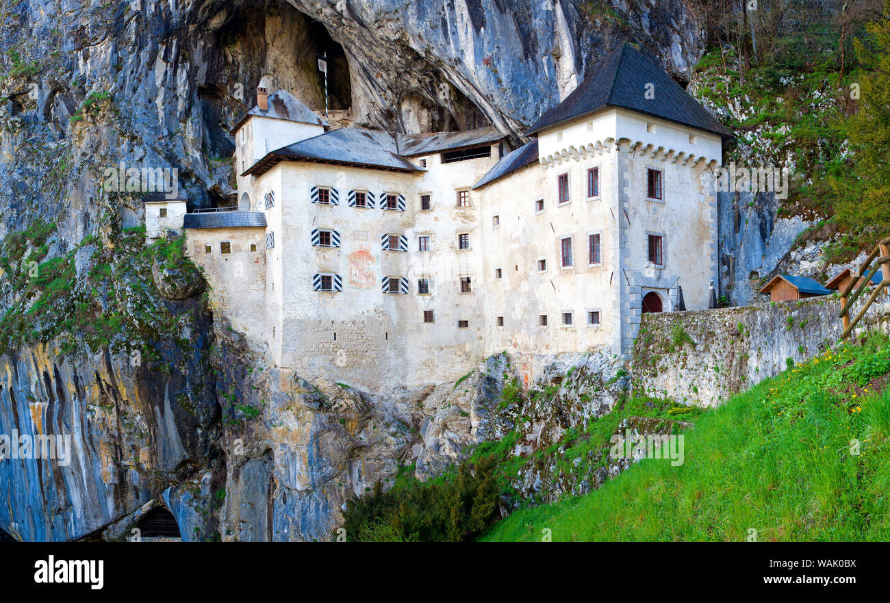 L'Europa, Slovenia castello Predjama. Castello costruito nella parete di montagna. Credito come: Jim Nilsen Jaynes / Galleria / DanitaDelimont.com Foto Stock