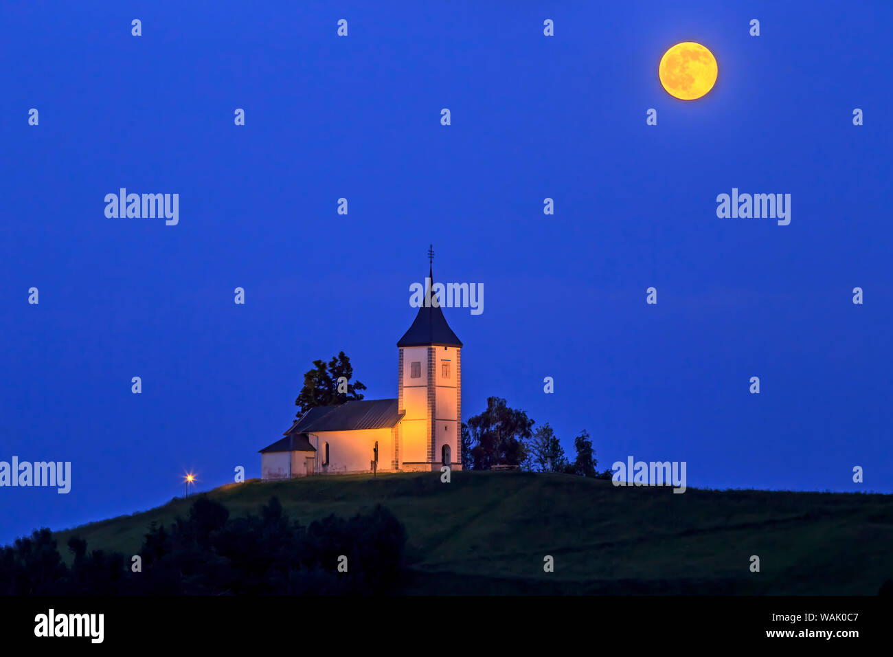 La Slovenia. Cappella di San Primoz e il sorgere della luna. Credito come: Jim Nilsen Jaynes / Galleria / DanitaDelimont.com Foto Stock