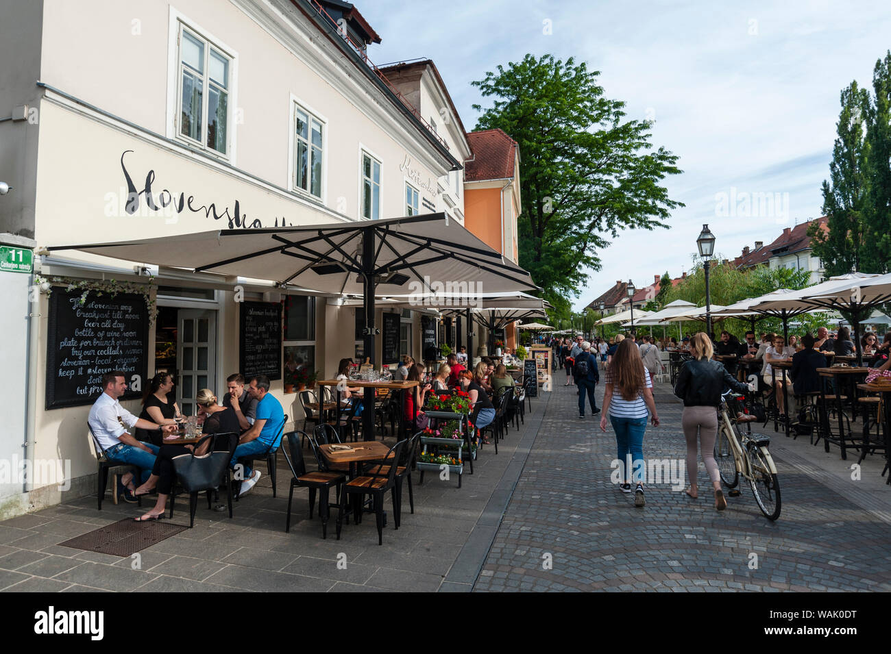 Caffè all'aperto lungo il fiume Ljubljanica, Lubiana, Slovenia. Foto Stock