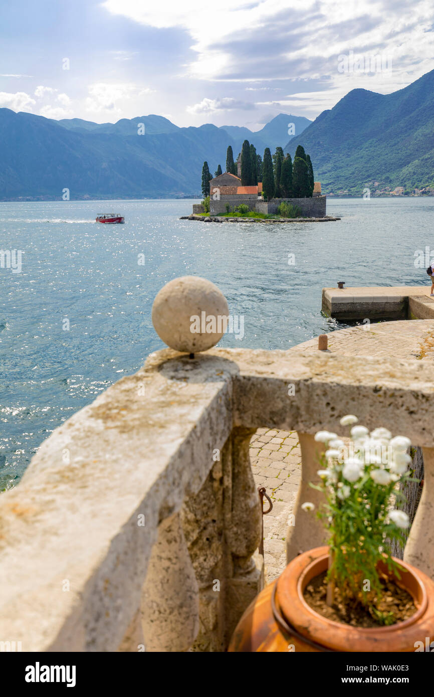 Montenegro Cattaro. Vista della chiesa sull isola nella baia. Credito come Fred Signore Jaynes / Galleria / DanitaDelimont.com Foto Stock