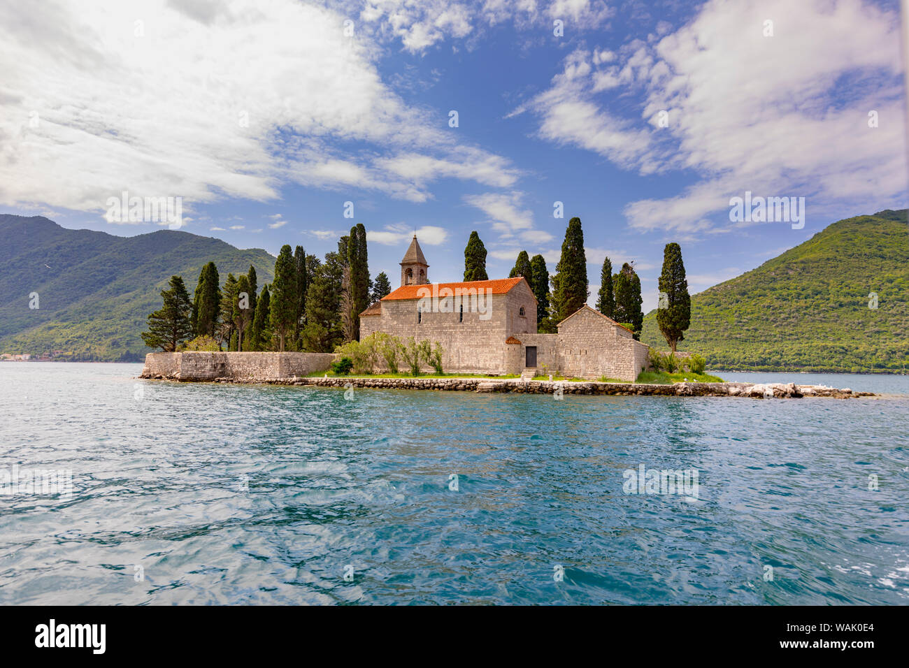 Montenegro Cattaro. Vista della chiesa sull isola nella baia. Credito come Fred Signore Jaynes / Galleria / DanitaDelimont.com Foto Stock