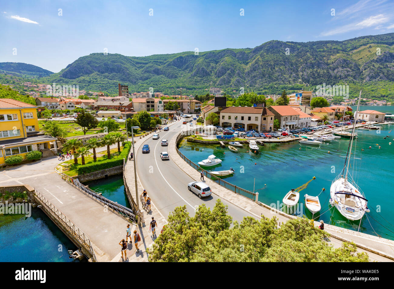 Montenegro Cattaro. Panoramica della città e del porto. Credito come Fred Signore Jaynes / Galleria / DanitaDelimont.com Foto Stock