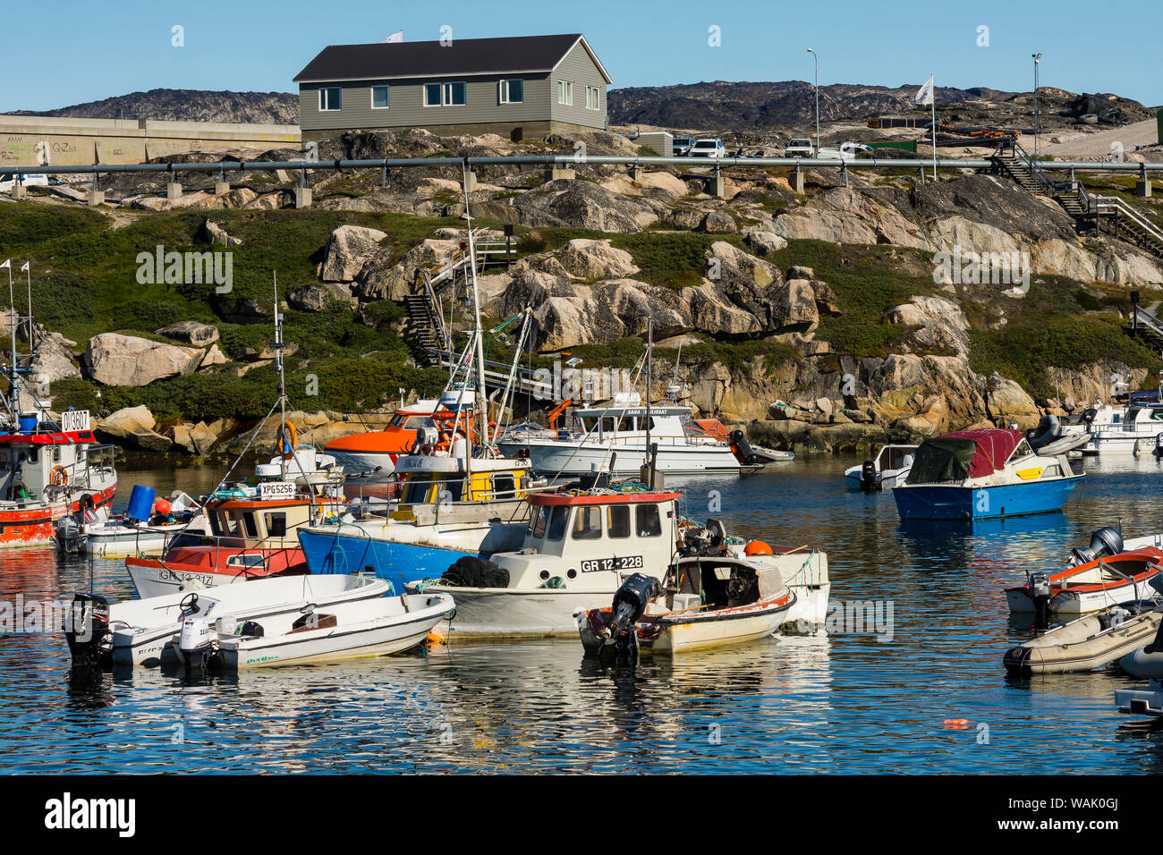 La Groenlandia, Ilulissat. Porto riempito con piccole imbarcazioni. Foto Stock