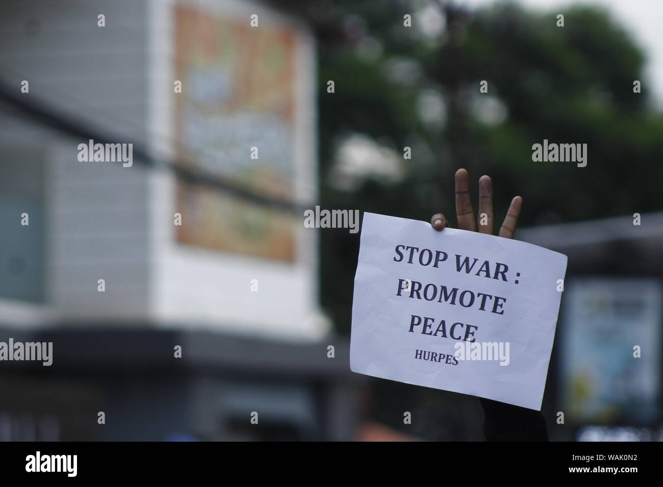 Kathmandu, Nepal. 20 agosto 2019. Popolo nepalese protesta contro il conflitto succede a Jammu Kashmir dicendo la guerra non è l'opzione di fronte all'Ambasciata dell'India a Kathmandu in Nepal il 20 agosto 2019. (Foto di Subash Shrestha che/Pacific Stampa) Credito: Pacific Press Agency/Alamy Live News Foto Stock