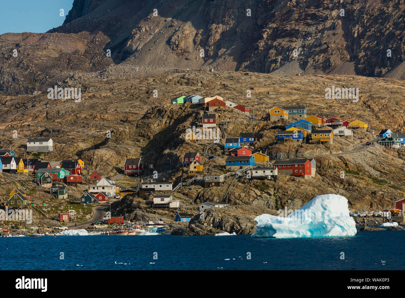 La Groenlandia, Uummannaq. Case colorate punteggiano il paesaggio roccioso. Foto Stock