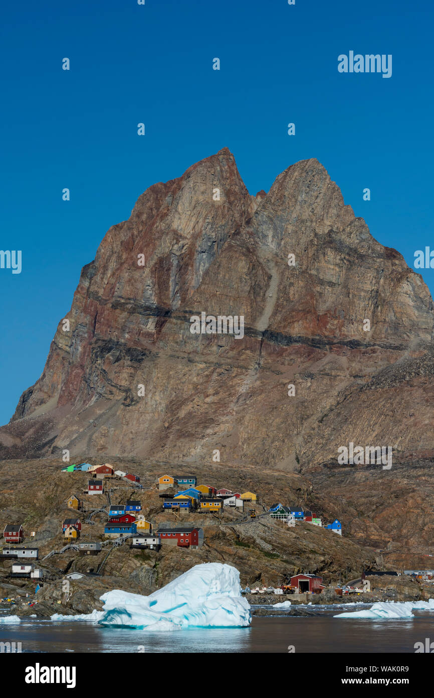 La Groenlandia, Uummannaq. A forma di cuore Uummannaq torri di montagna sopra il paese. Foto Stock