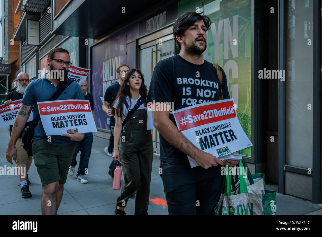 Brooklyn, Stati Uniti. 20 agosto 2019. Membri della Brooklyn-wide anti-gruppo di gentrification parità per Flatbush ha organizzato un raduno di emergenza su agosto 20, 2019 per fermare la demolizione della residenza a 227 Duffield Street, l'ultimo permanente storia nera pietra miliare sulla verità posto nel centro di Brooklyn. (Foto di Erik McGregor/Pacific Stampa) Credito: Pacific Press Agency/Alamy Live News Foto Stock