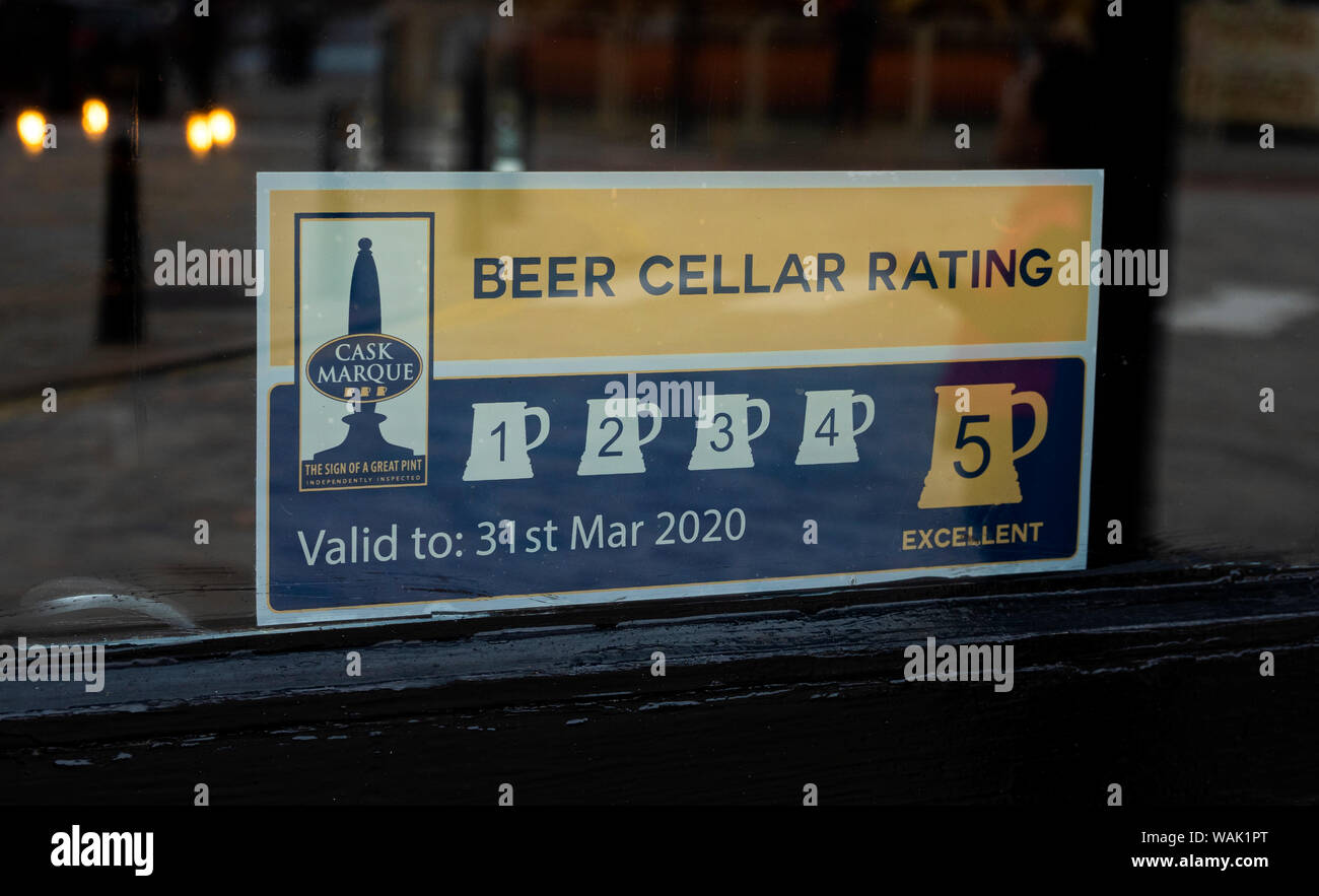La cantina di birra rating segno nella finestra di un pub di Liverpool Foto Stock