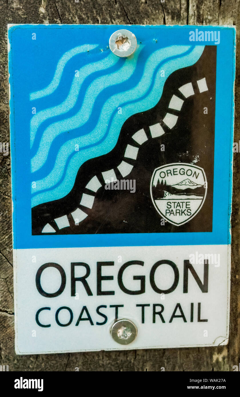 Stati Uniti d'America, Oregon, Manzanita. Oregon Coast Trail sign. Credito come: Wendy Kaveney Jaynes / Galleria / DanitaDelimont.com Foto Stock