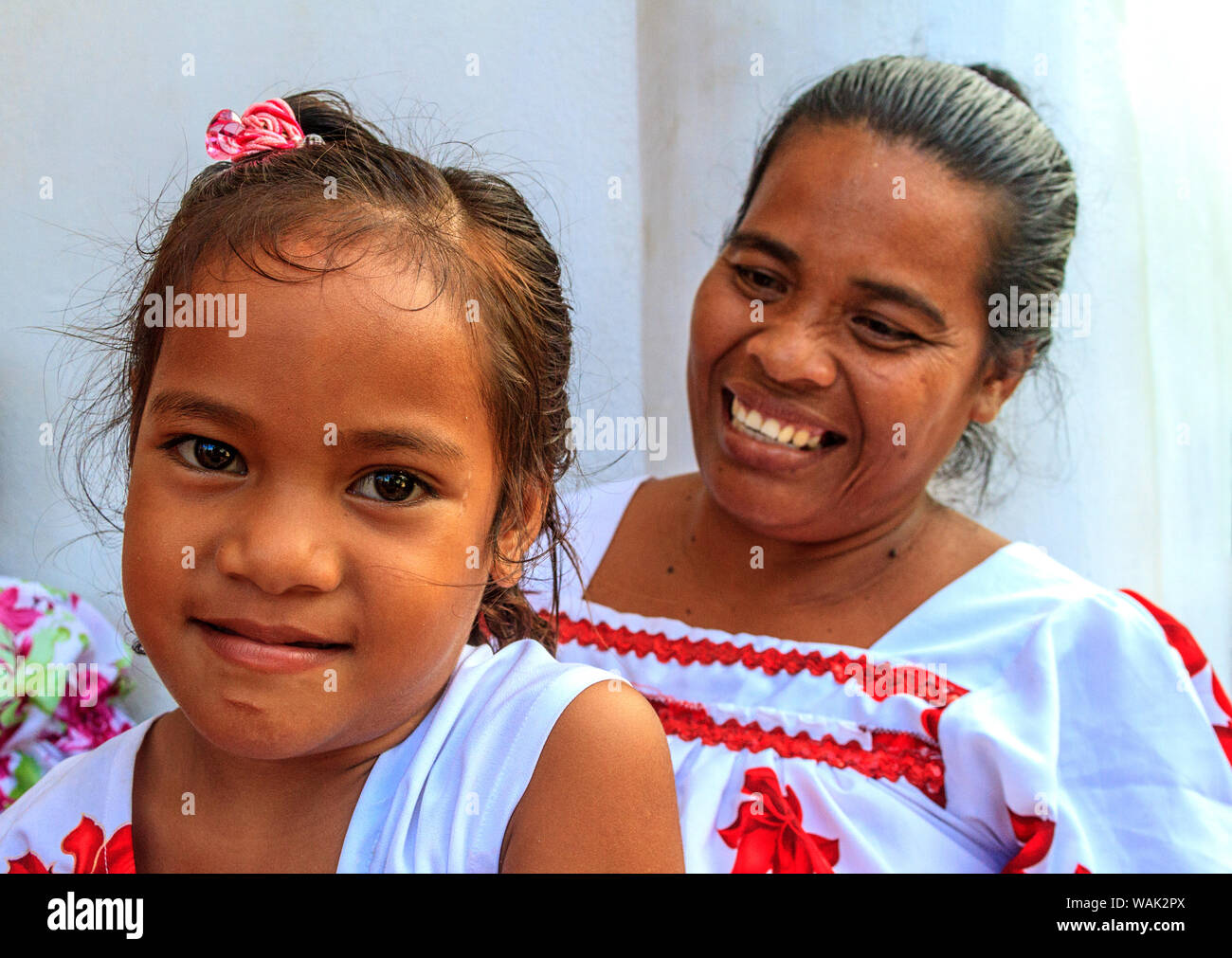 Kosrae, Stati Federati di Micronesia (FSM). Madre e figlia giovane vestito in abiti di adattamento per la chiesa di Tafunsak. (MR) Foto Stock