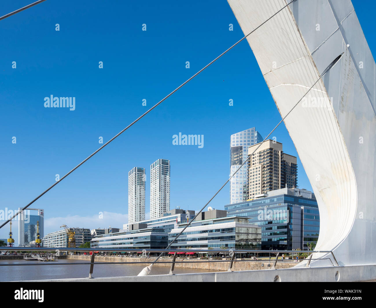 Puente de la Mujer a ruotare un ponte pedonale progettato da Santiago Calatrava. Puerto Madero, la vita moderna trimestre intorno al vecchio docks di Buenos Aires. Sud America, Argentina. (Solo uso editoriale) Foto Stock