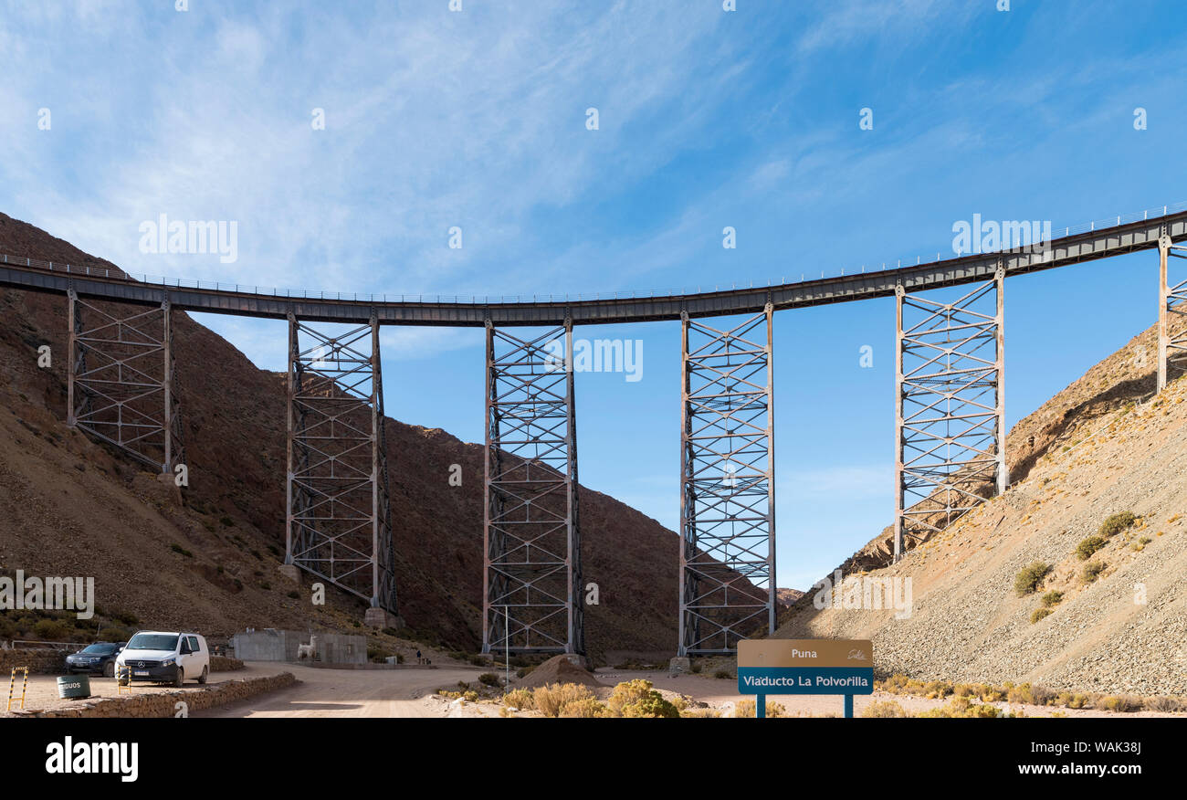 La Polvorilla, punto di riferimento dell'Altiplano vicino a San Antonio de los Cobres. Il ponte è la tappa finale per il treno turistico Tren a las Nubes. Sud America, Argentina (solo uso editoriale) Foto Stock