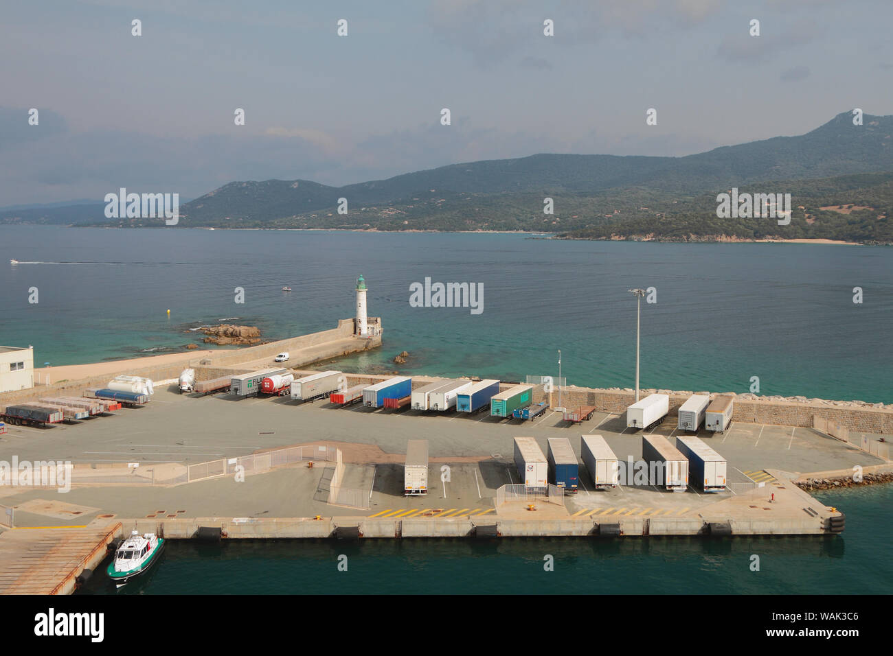 Propriano, Corsica, Francia - Lug 07, 2019: Cargo wharf al porto Foto Stock