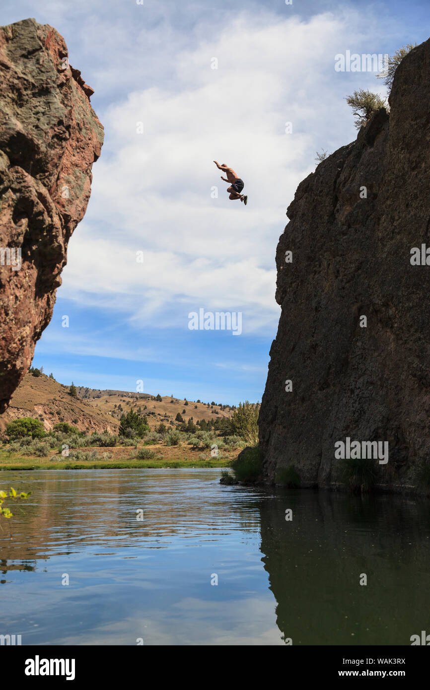 Cliff jumping vicino a Warm Springs Road, inferiore fiume Deschutes, Central Oregon, Stati Uniti d'America (MR) Foto Stock