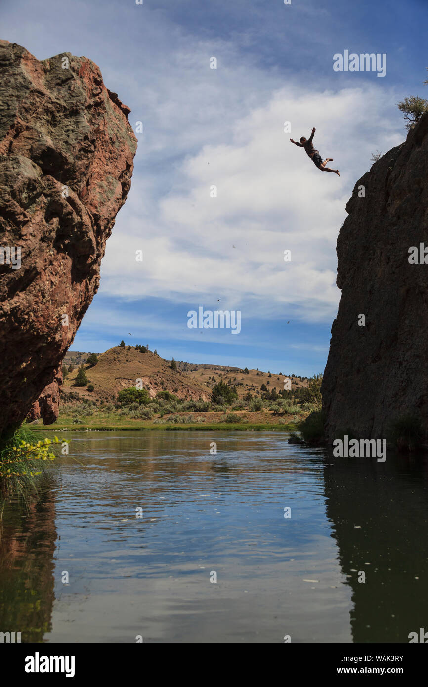 Cliff jumping vicino a Warm Springs Road, inferiore fiume Deschutes, Central Oregon, Stati Uniti d'America (MR) Foto Stock