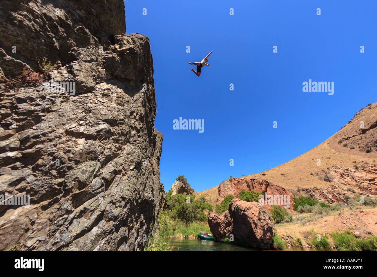 Cliff jumping vicino a Warm Springs Road, inferiore fiume Deschutes, Central Oregon, Stati Uniti d'America (MR) Foto Stock