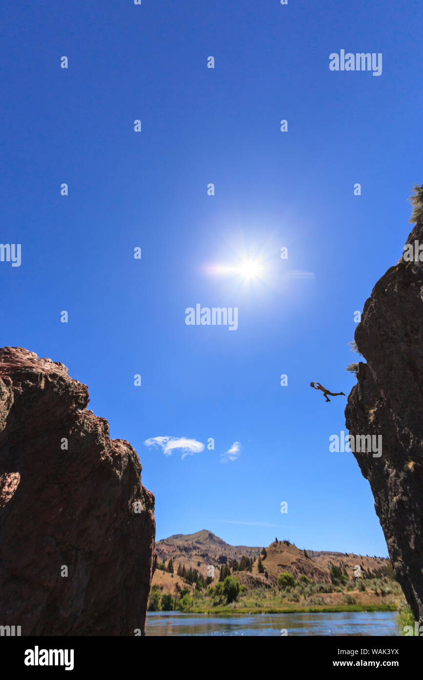 Cliff jumping vicino a Warm Springs Road, inferiore fiume Deschutes, Central Oregon, Stati Uniti d'America (MR) Foto Stock