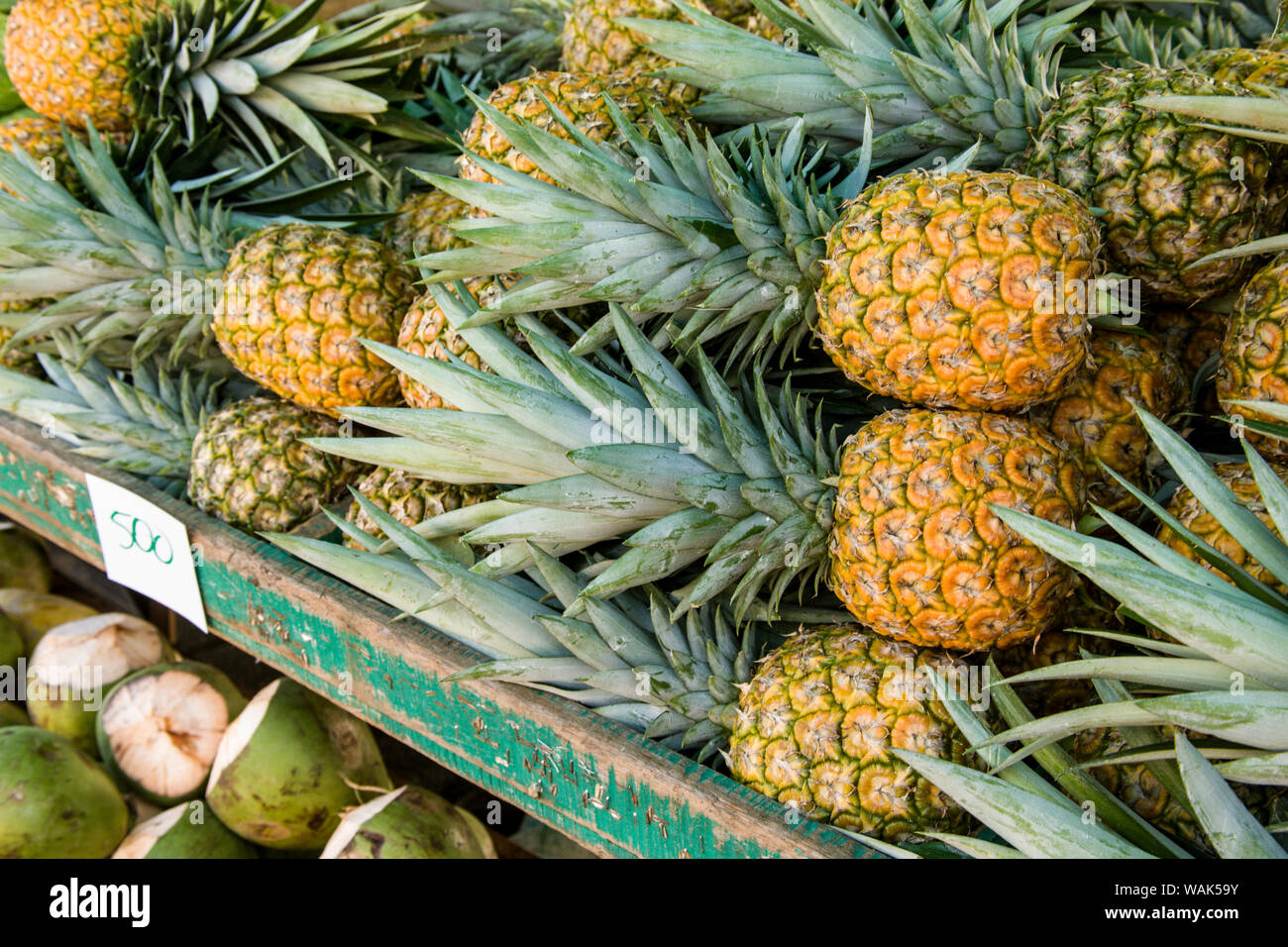 La Garita, Costa Rica. Ananas in vendita presso il La Garita mercato agricolo. Foto Stock