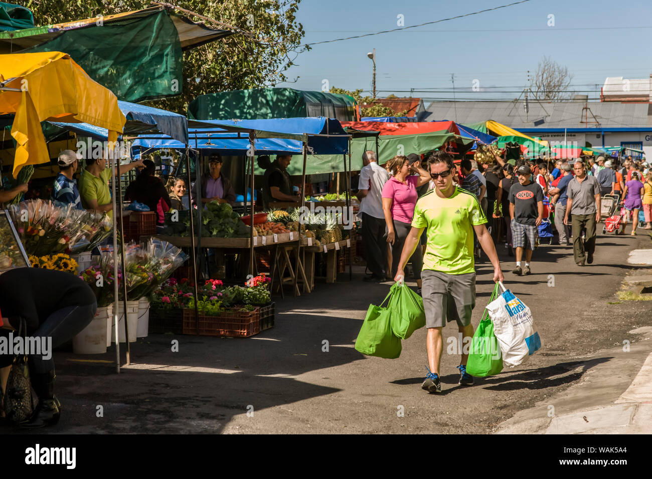 La Garita, Costa Rica. L'uomo con il suo shopping bags a La Garita mercato agricolo. (Solo uso editoriale) Foto Stock