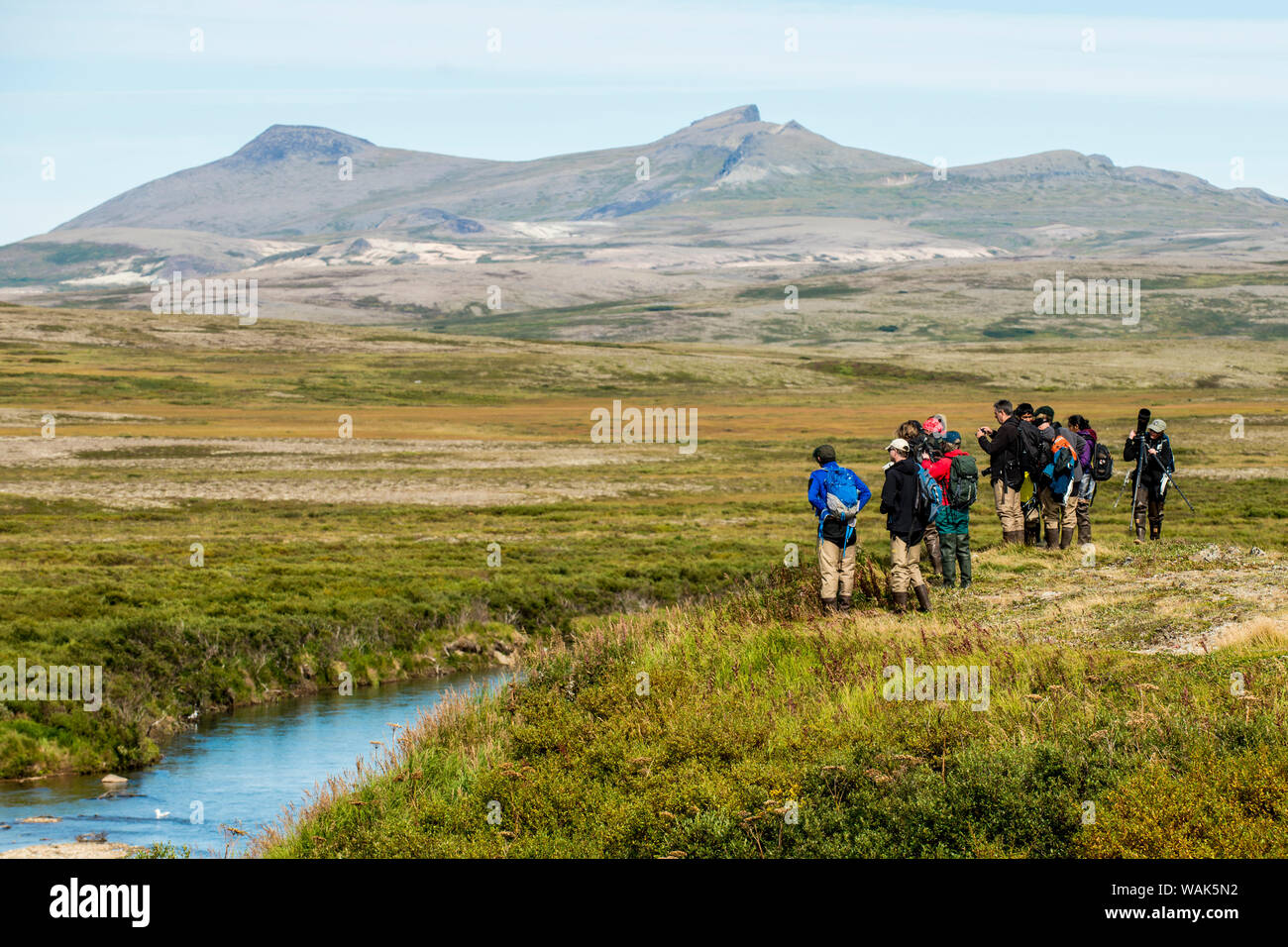 Gli escursionisti portano a guardare lungo il Moraine Creek (Fiume), Katmai Parco Nazionale e la Riserva, Alaska, Stati Uniti d'America. (Solo uso editoriale) Foto Stock