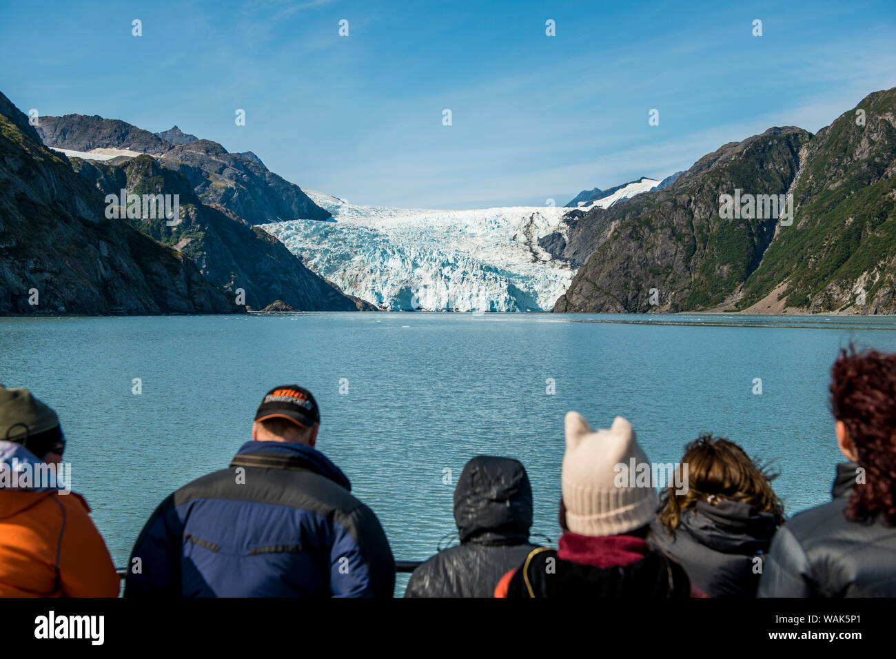 I turisti visualizzazione Holgate Glacier, Harding Icefield, il Parco nazionale di Kenai Fjords, Alaska, Stati Uniti d'America. (Solo uso editoriale) Foto Stock