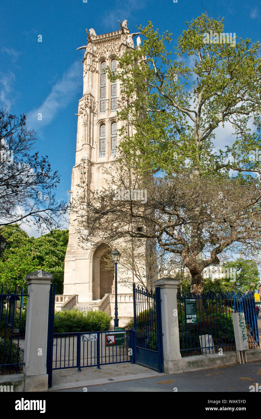 Saint-Jacques Torre che contiene una statua a Blaise Pascal nell'arcata nella sua base. Parigi, Francia Foto Stock