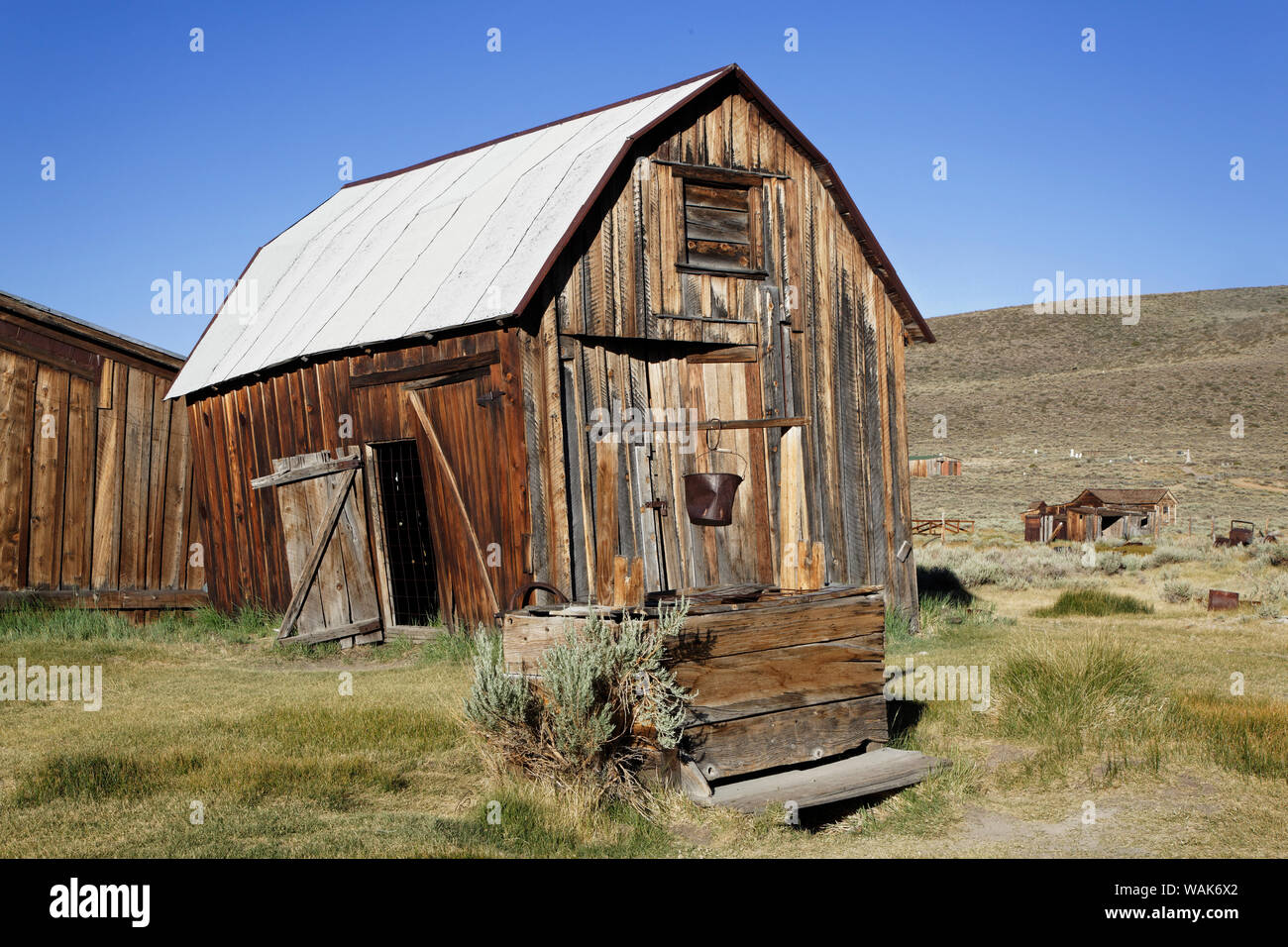 Stati Uniti, California, Bodie State Historic Park. Weathered fienile in città abbandonate. Credito come: Dennis Flaherty Jaynes / Galleria / DanitaDelimont.com Foto Stock