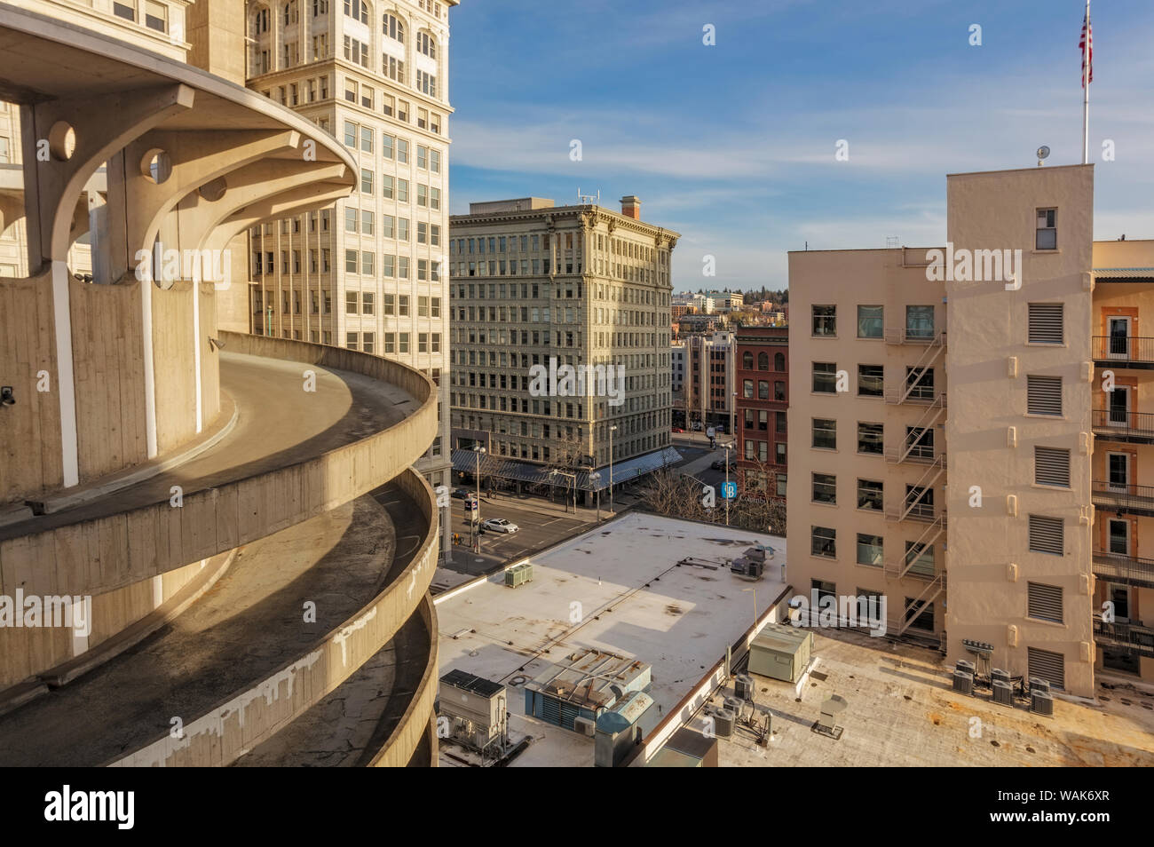 Unità a spirale verso il basso dal garage per il parcheggio nel centro di Spokane, nello Stato di Washington, USA Foto Stock