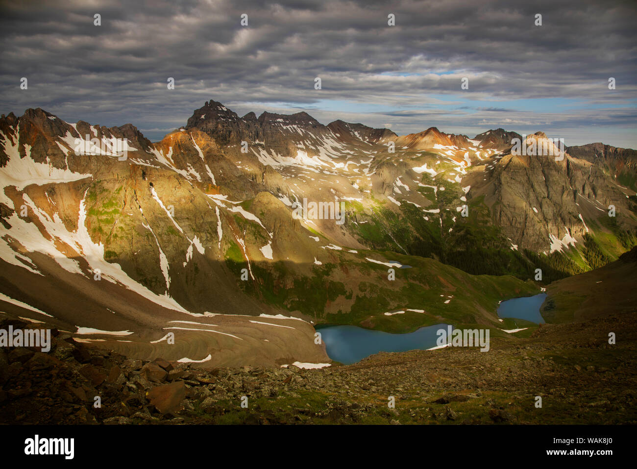 Stati Uniti d'America, Colorado, Sneffels gamma. Montagna e laghi blu bacino sulla mattina di primavera. Credito come: Don Grall Jaynes / Galleria / DanitaDelimont.com Foto Stock