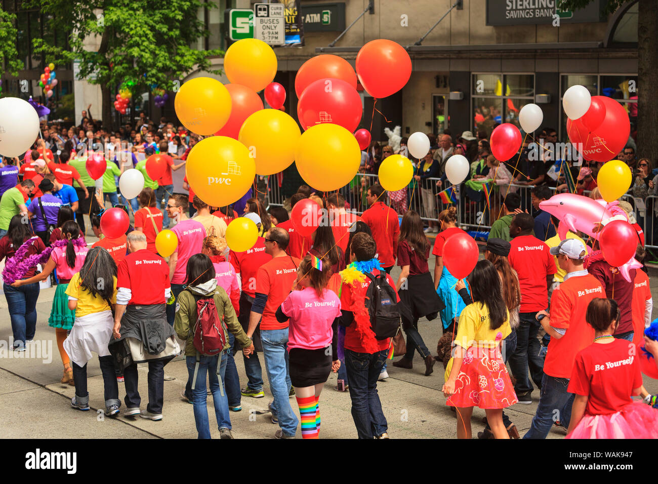 Seattle Pride Parade sulla 4° Avenue. Il centro cittadino di Seattle, nello Stato di Washington, USA. (Solo uso editoriale) Foto Stock