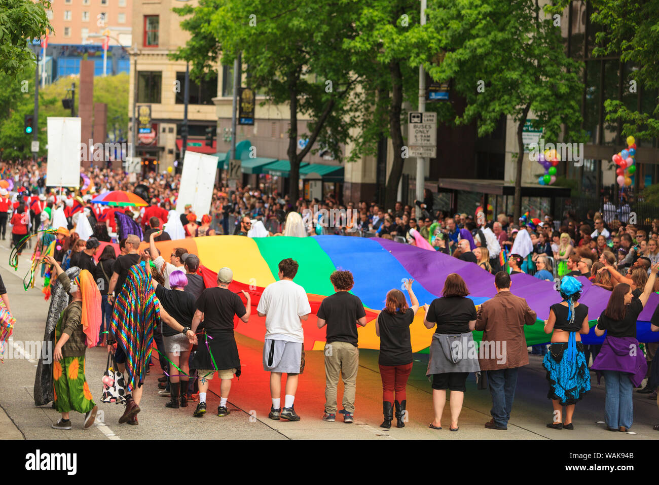 Seattle Pride Parade sulla 4° Avenue. Il centro cittadino di Seattle, nello Stato di Washington, USA. (Solo uso editoriale) Foto Stock