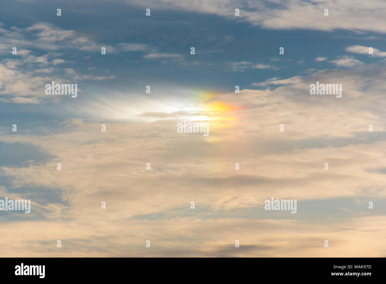 Stati Uniti d'America, nello Stato di Washington. Sundog arcobaleno è come il fenomeno dalla rifrazione della luce solare attraverso i cristalli di ghiaccio Foto Stock