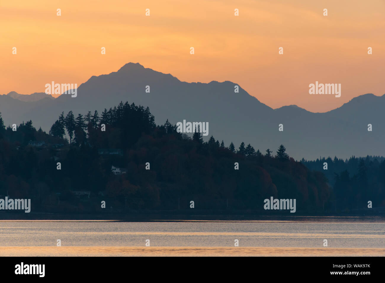 Stati Uniti d'America, nello Stato di Washington. Montagne Olimpiche luce drammatica. Calma Puget Sound Foto Stock