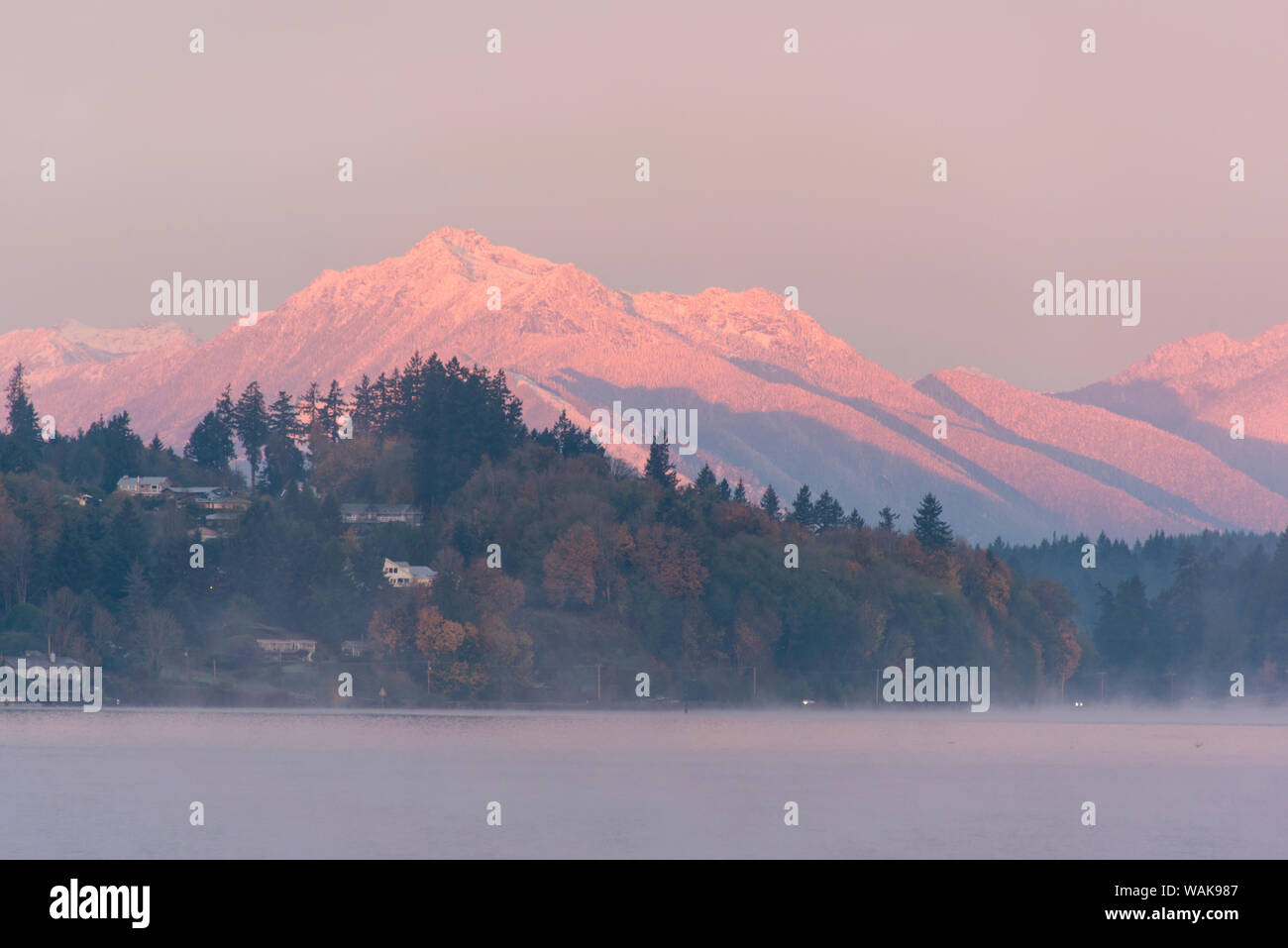 Sunrise su Mt. Giove in Montagne Olimpiche. Nebbia sul Puget Sound Foto Stock