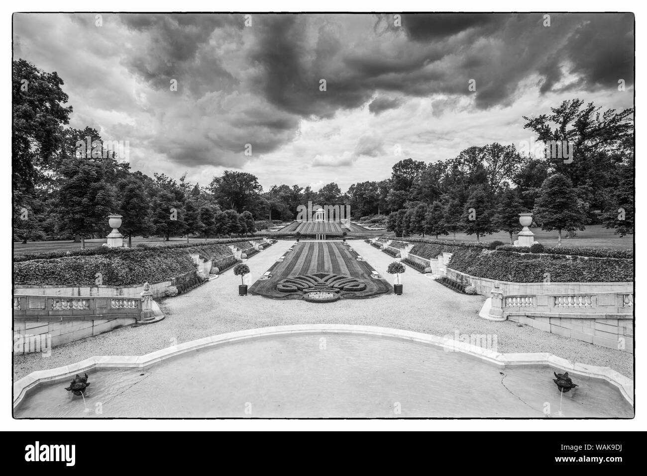Stati Uniti d'America, Delaware, Wilmington. Nemours station wagon, ex casa dell'industriale Alfred I. DuPont e famiglia. Giardini francesi, giardini incassati dal colonnato Foto Stock