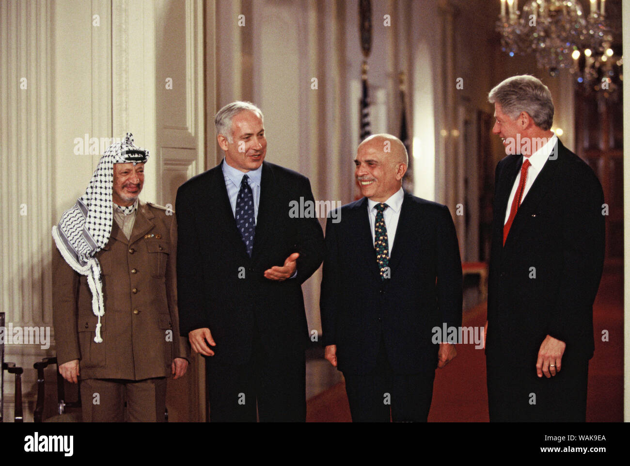 Dicembre 24, 1996. Washington, D.C. Arafat e il Primo Ministro israeliano Benjamin Netanyahu re Hussein di Giordania e il presidente William Clinton, a un Medio Oriente pace evento. Foto Stock