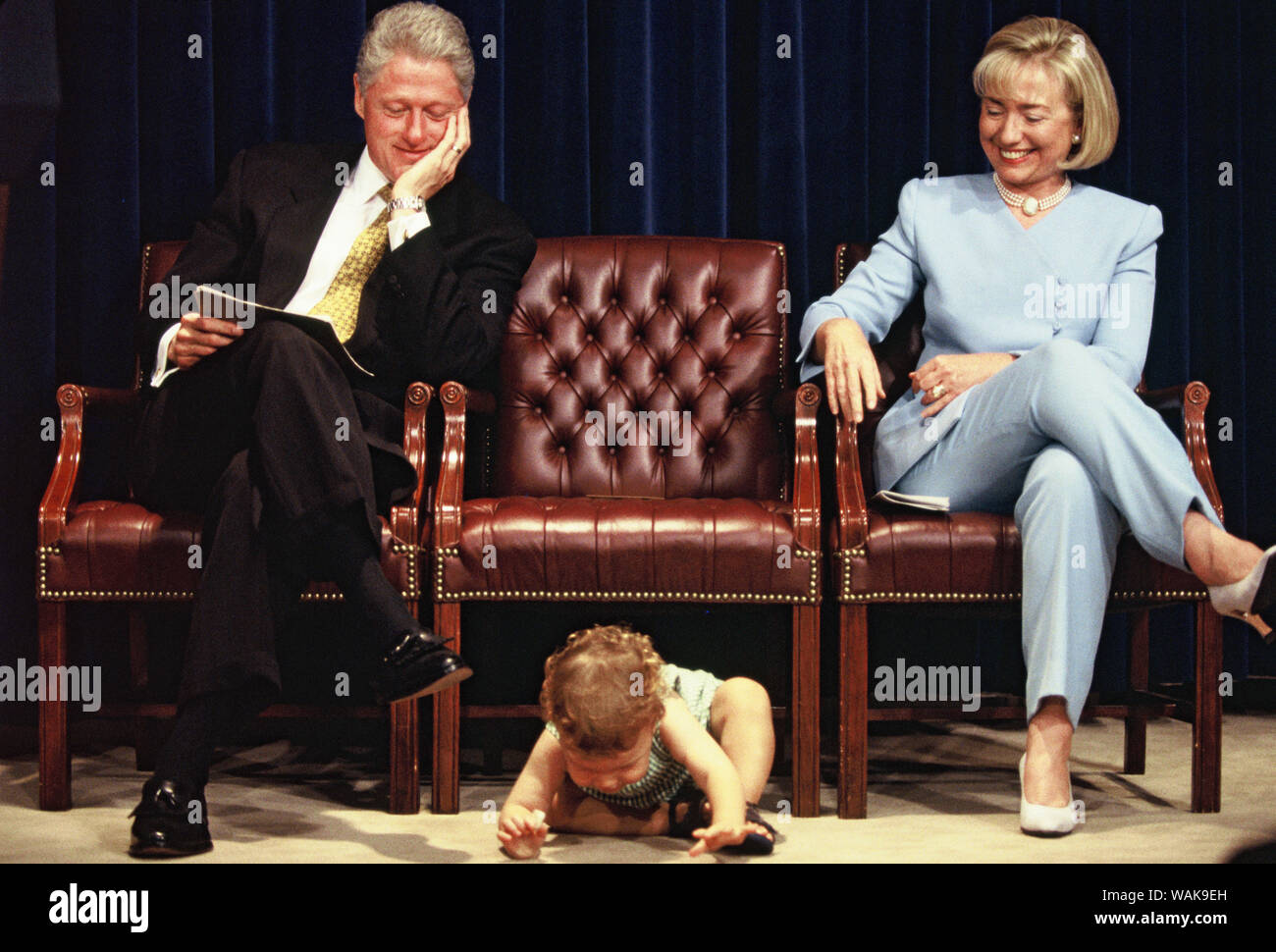Agosto 13, 1997. Washington, D.C. Il presidente William Jefferson Clinton e la First Lady Hillary Rodham Clinton guarda 18 mese vecchio Samuel Hanoura a una cura di salute evento. Foto Stock