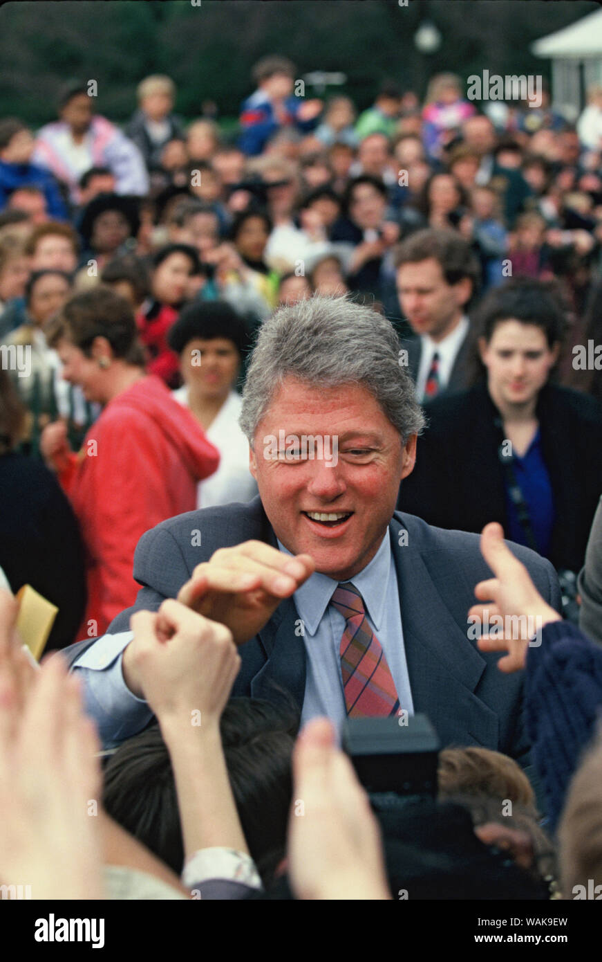 Aprile 04, 1993. Washington, D.C. Il presidente William Jefferson Clinton scuote le mani all'Uovo di Pasqua rotolo sul prato Sud della Casa Bianca Foto Stock