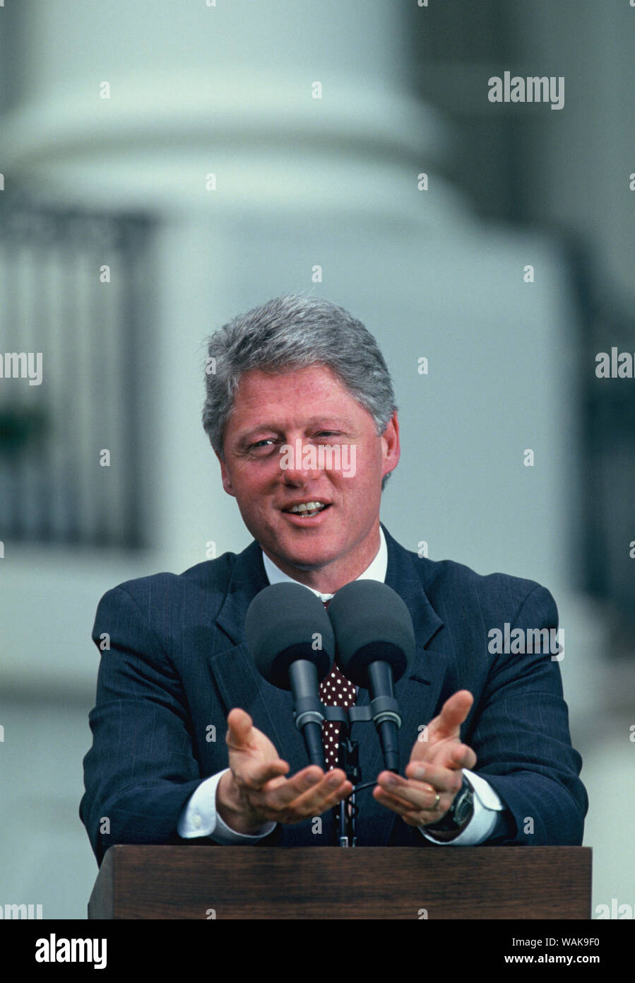 Il presidente Bill Clinton fa una dichiarazione sul prato Sud della Casa Bianca Foto Stock