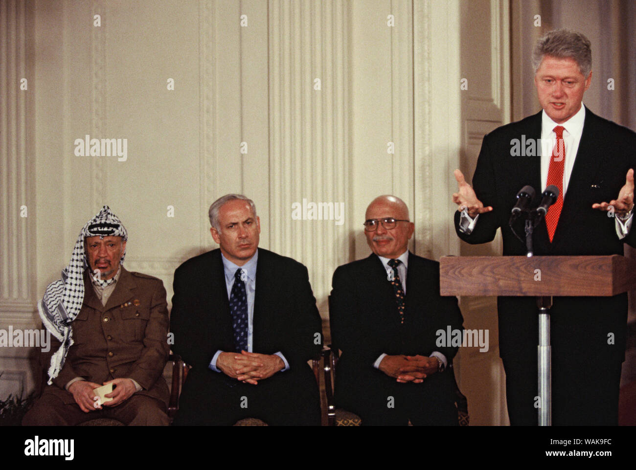 Ottobre 02, 1996. Washington, D.C. Il presidente William Clinton al Medio Oriente conferenza di pace nella Sala Est della Casa Bianca. Da sinistra a destra: Yasir Arafat e il Primo Ministro israeliano Benjamin Netanyahu, e Re Hussein di Giordania. Foto Stock